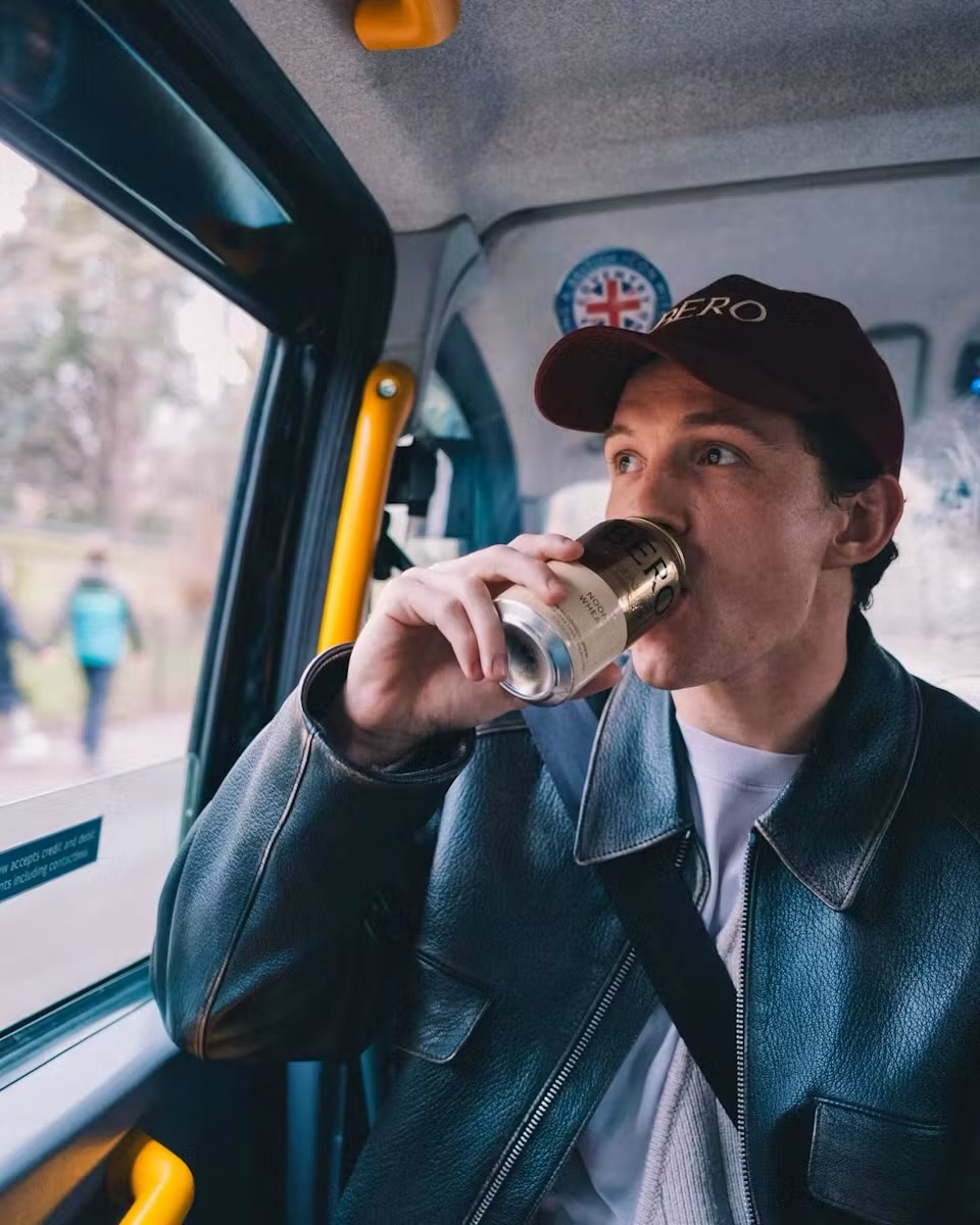 Pourquoi Tom Holland n’a pas pu acheter sa propre bière sans alcool aux États-Unis&nbsp;?